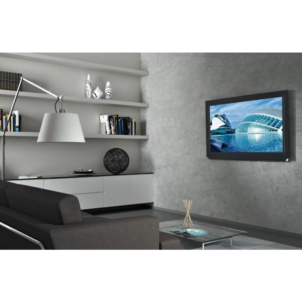 Moderne woonkamer met grijze bank, planken met boeken, een lamp en een tv met een gebouw boven water.