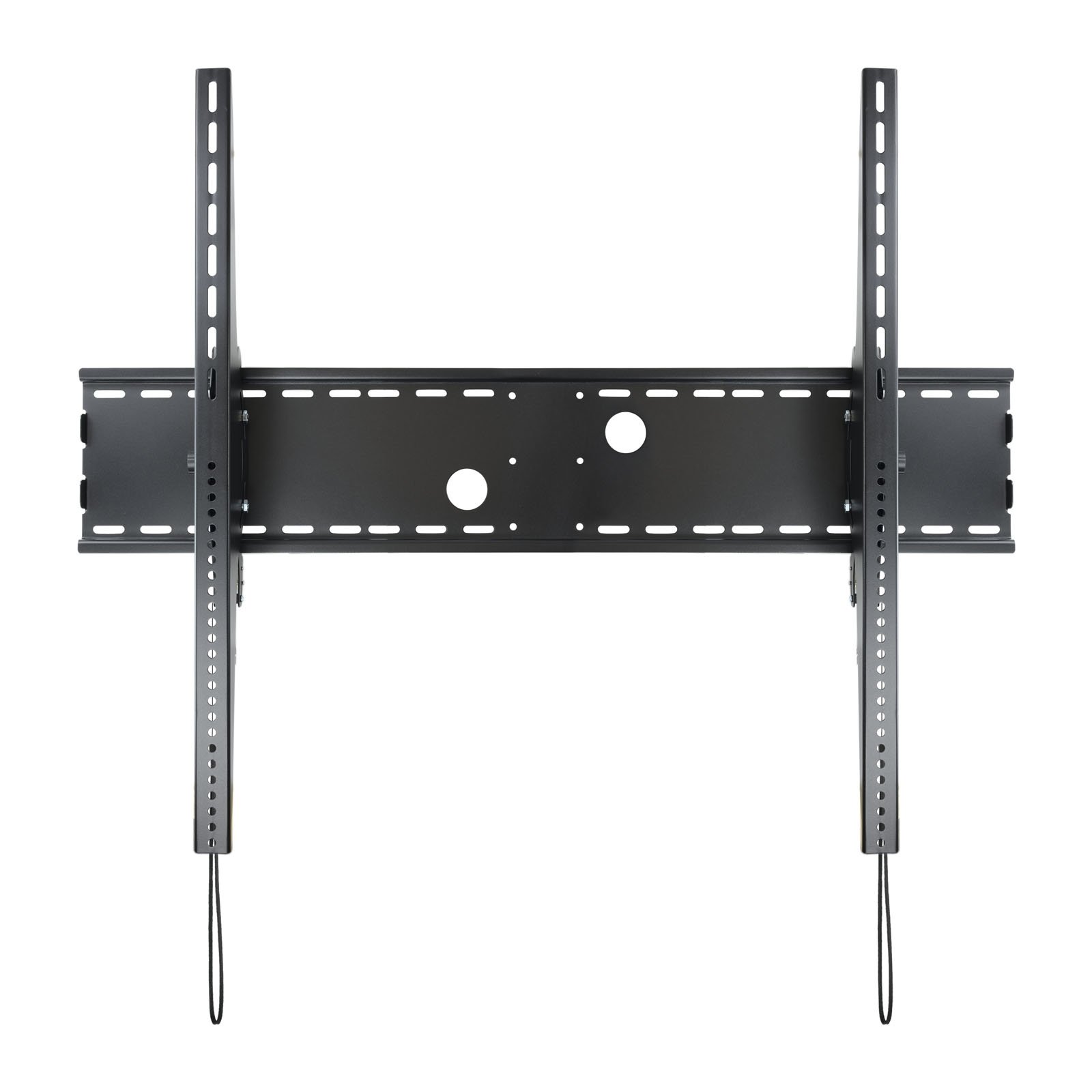 Un soporte de pared para TV negro está centrado sobre un fondo blanco. Tiene dos soportes verticales y uno horizontal con agujeros.