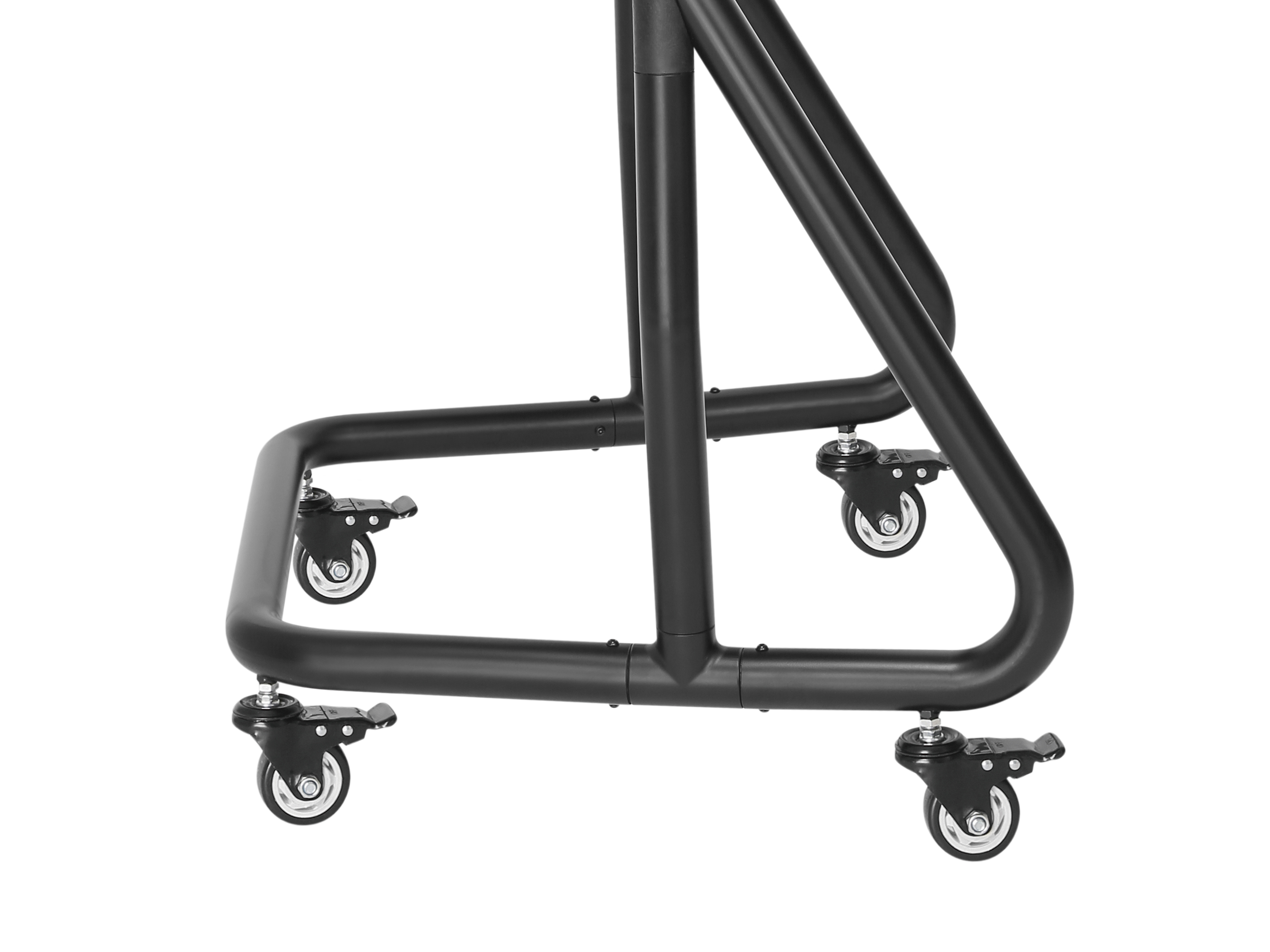 Schwarzes Metallgestell für Kleiderständer mit vier Rädern. Die Räder sind sichtbar. Weißer Hintergrund.
