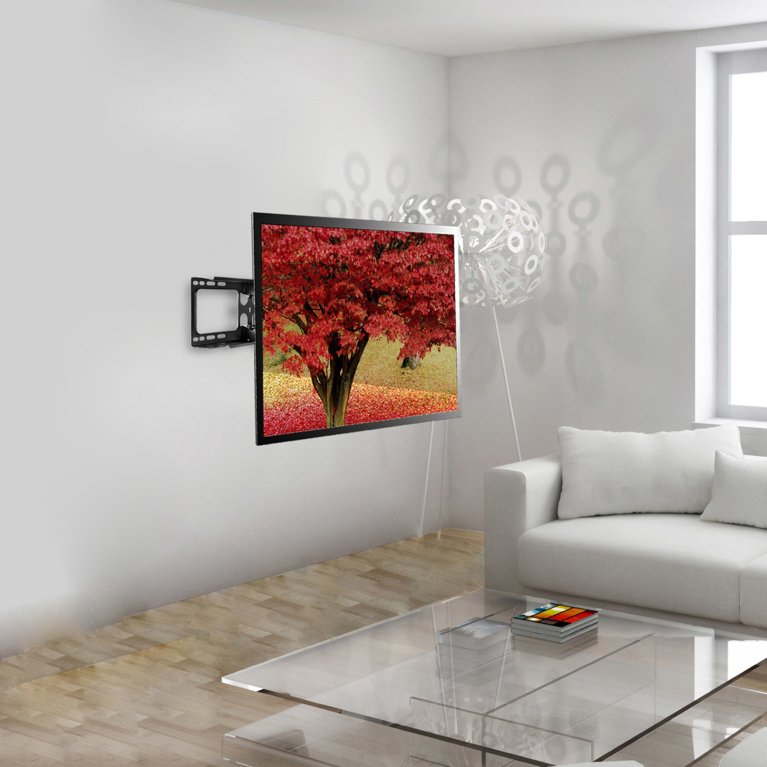 Un televisor muestra una escena de árbol rojo en una pared blanca. Un sofá blanco, una mesa de cristal y una lámpara de pie también están presentes.