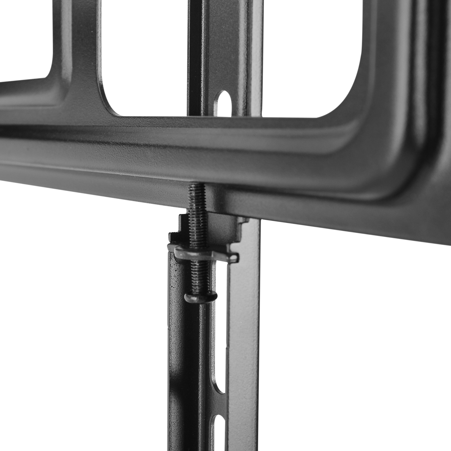 Primer plano de un soporte metálico negro con un tornillo y una arandela, partes de un soporte de TV, sobre fondo blanco.