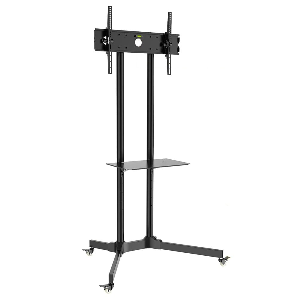 Een zwarte tv-standaard met wielen. Het heeft een plank en een beugel voor een tv. De standaard staat op een witte achtergrond.