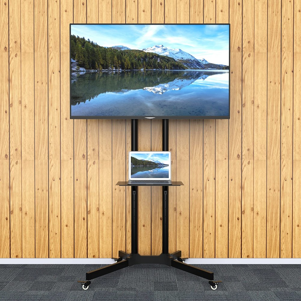 Een tv- en laptopstandaard op wielen. De tv toont een bergmeertaferelen. De standaard is zwart, de muur is van houten panelen.