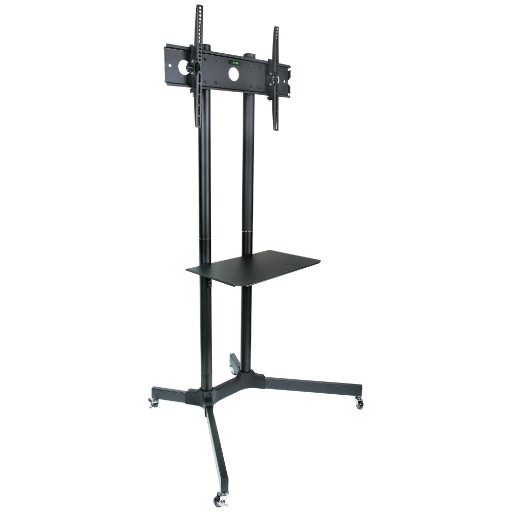 Een zwarte tv-standaard met wielen. Het heeft een plank en een beugel om een tv vast te houden. De standaard staat op een witte achtergrond.