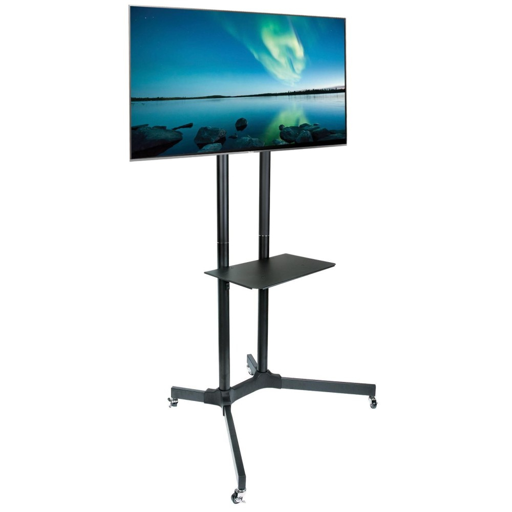 Een zwarte, rollende tv-standaard met een scherm waarop een landschap met water en lucht te zien is. De standaard heeft een plank en staat op wielen.