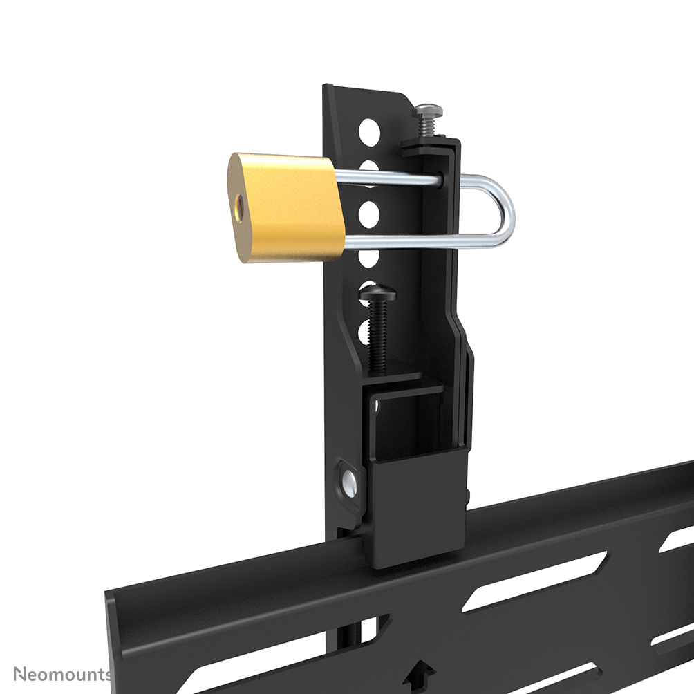 Un support TV en métal noir avec un cadenas doré. Le support a plusieurs parties et des vis. Le fond est blanc.