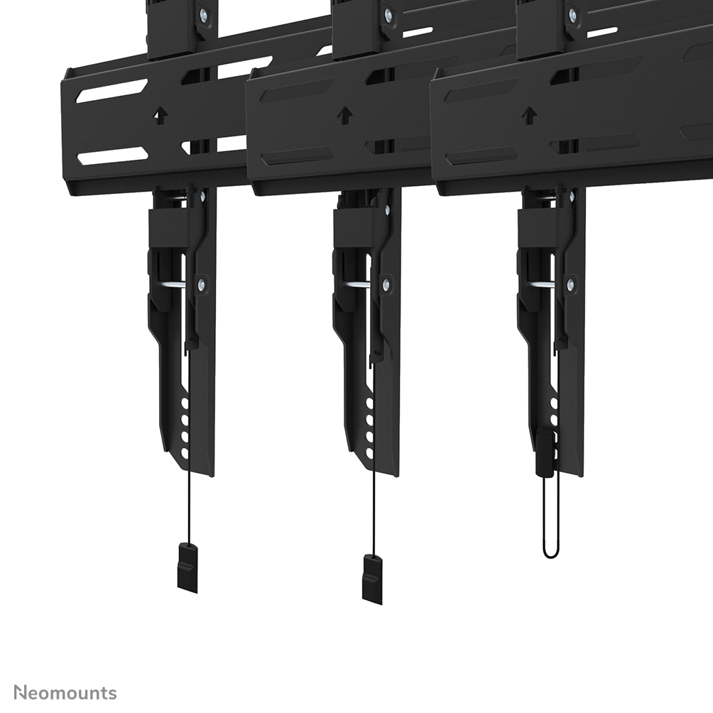 Trois supports muraux TV noirs. Chaque support a une plaque horizontale, des supports verticaux et un cordon de suspension avec une languette noire.