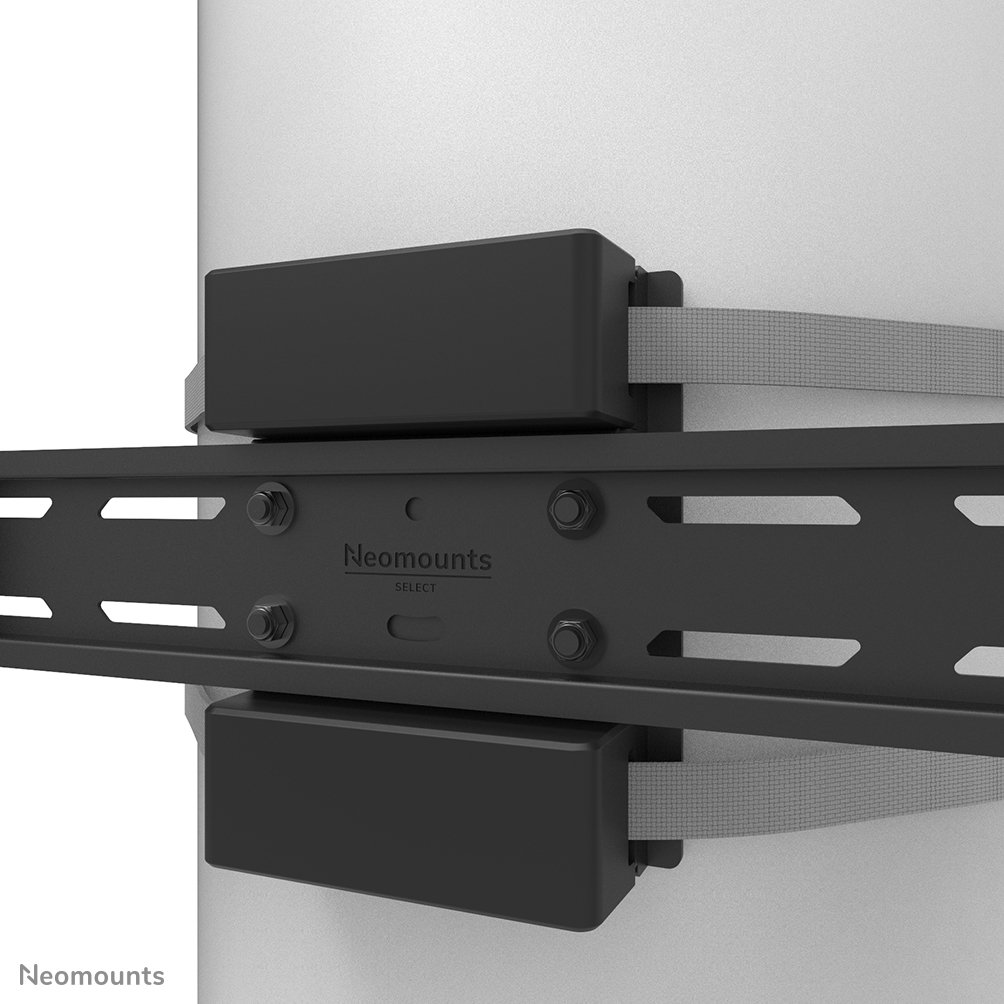 Un support TV noir est fixé à une surface grise avec des sangles. Le support porte le logo Neomounts et des boulons visibles.