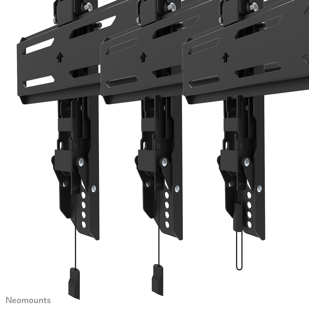 Trois supports muraux noirs pour téléviseur sont présentés. Chaque support possède une plaque, un mécanisme central et un cordon.