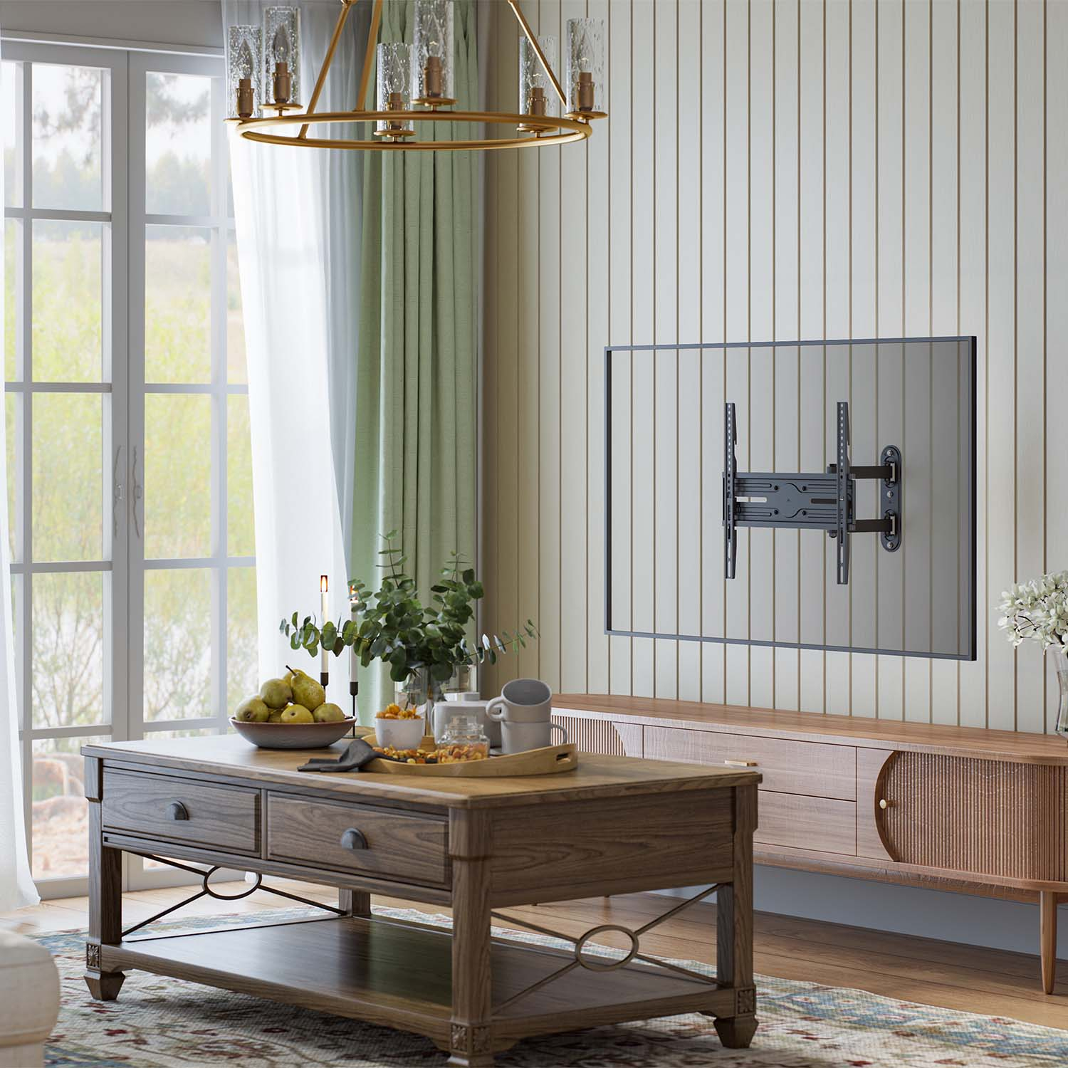 Salón con muebles de madera, soporte de TV en la pared, araña y ventana con cortinas. Una mesa de centro está en primer plano.