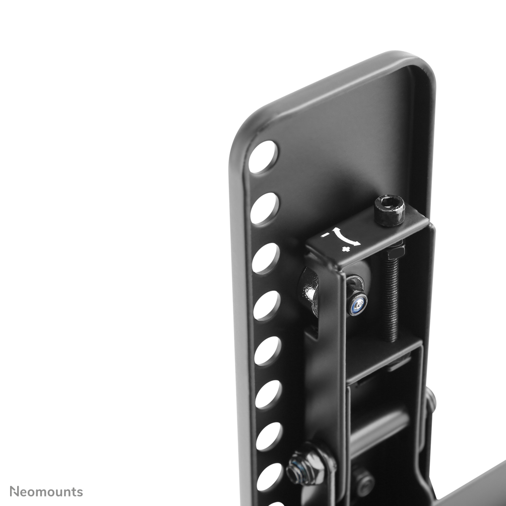 Close-up van een zwarte metalen beugel met meerdere gaten en schroeven. De beugel is gedeeltelijk zichtbaar tegen een witte achtergrond.