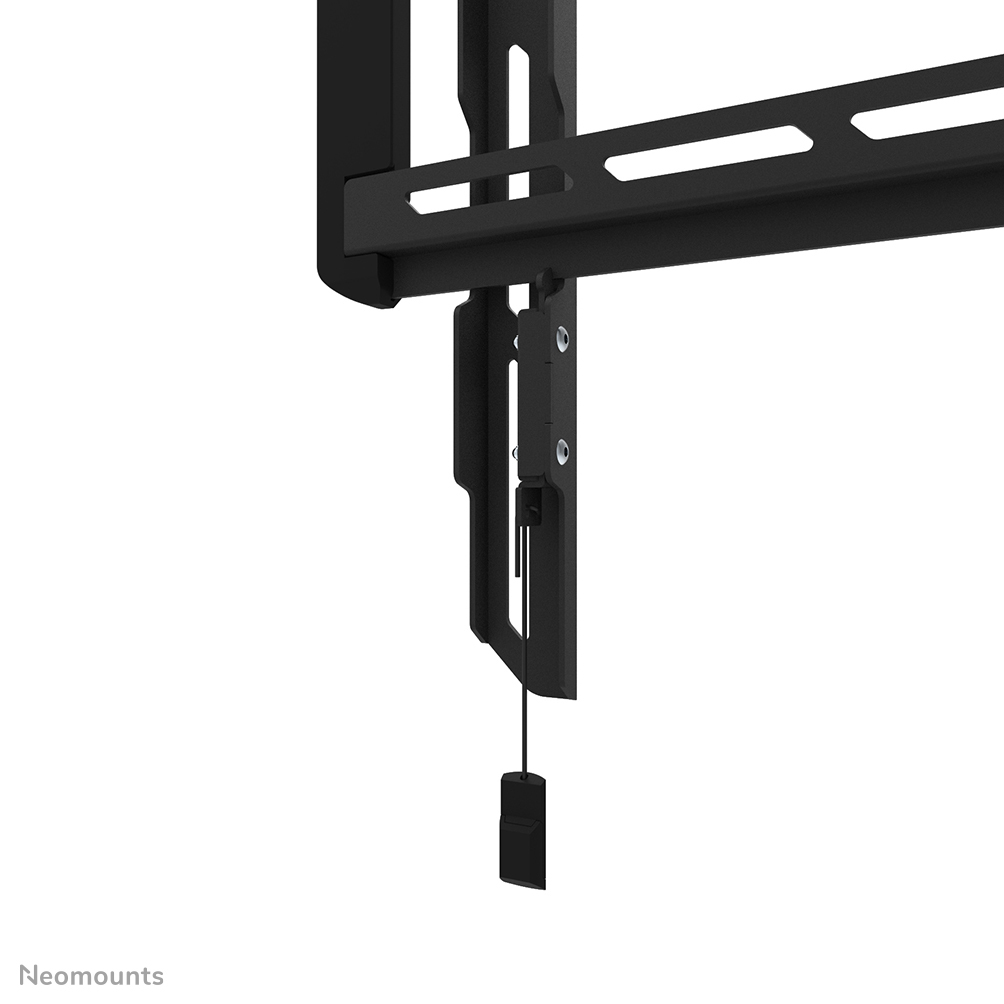 Er wordt een zwarte metalen tv-muurbeugel getoond. Het heeft een horizontale balk met gaten en een verticaal gedeelte met een koord en een zwart plastic stuk.