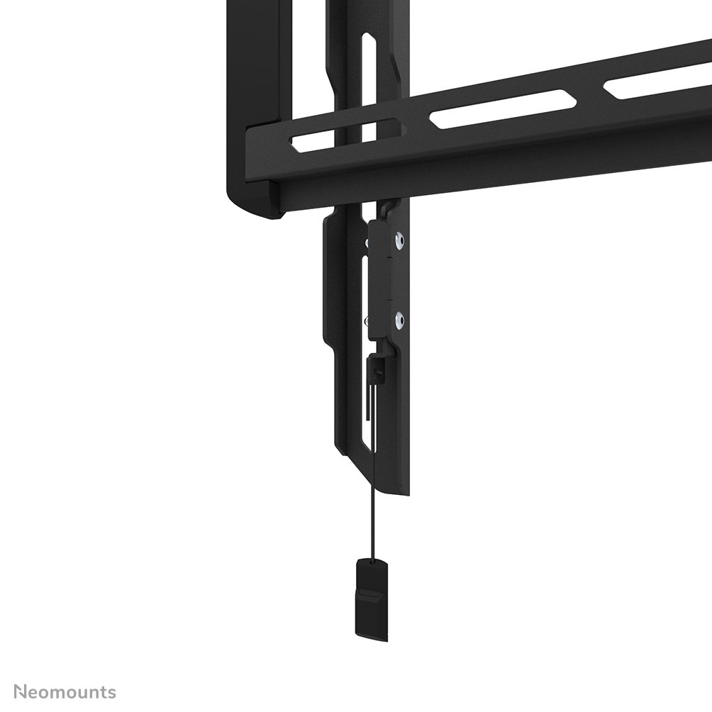 Een zwarte, aan de muur gemonteerde tv-beugel. Het heeft verschillende metalen componenten met sleuven en gaten, en een hangend koord.