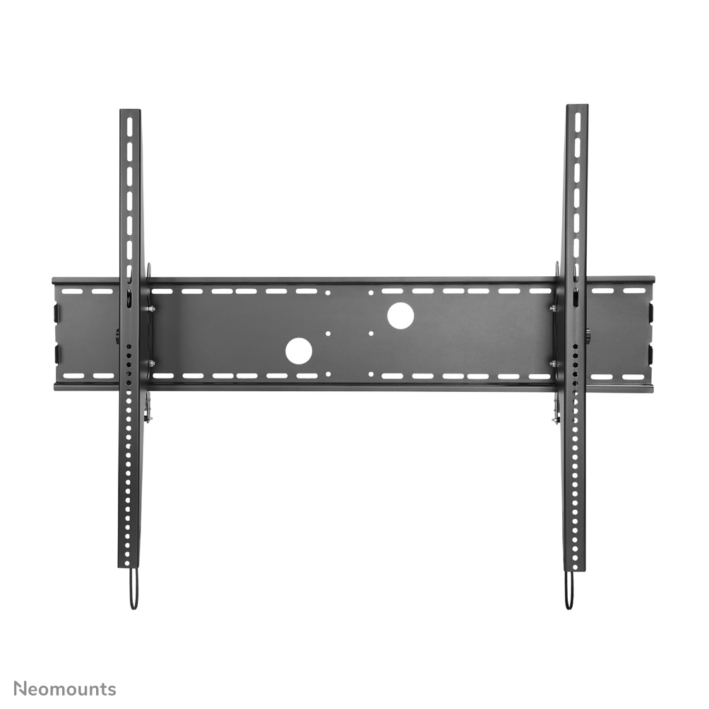 Un support mural TV gris avec deux barres verticales et une horizontale. Il comporte plusieurs trous et fentes pour le réglage et le montage.