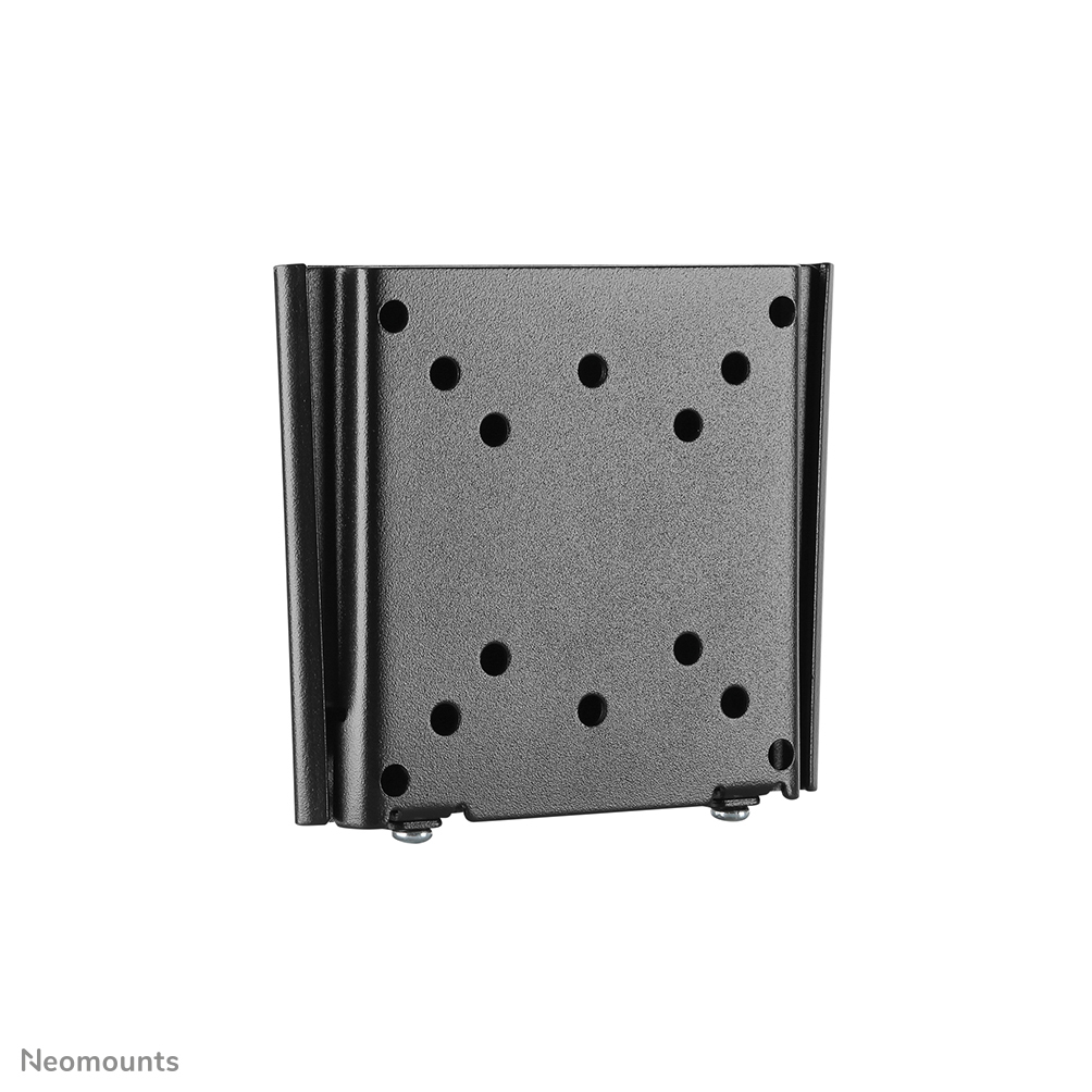 Een zwarte metalen tv-muurbeugel met verschillende gaten voor schroeven. De beugel is gecentreerd op een witte achtergrond.