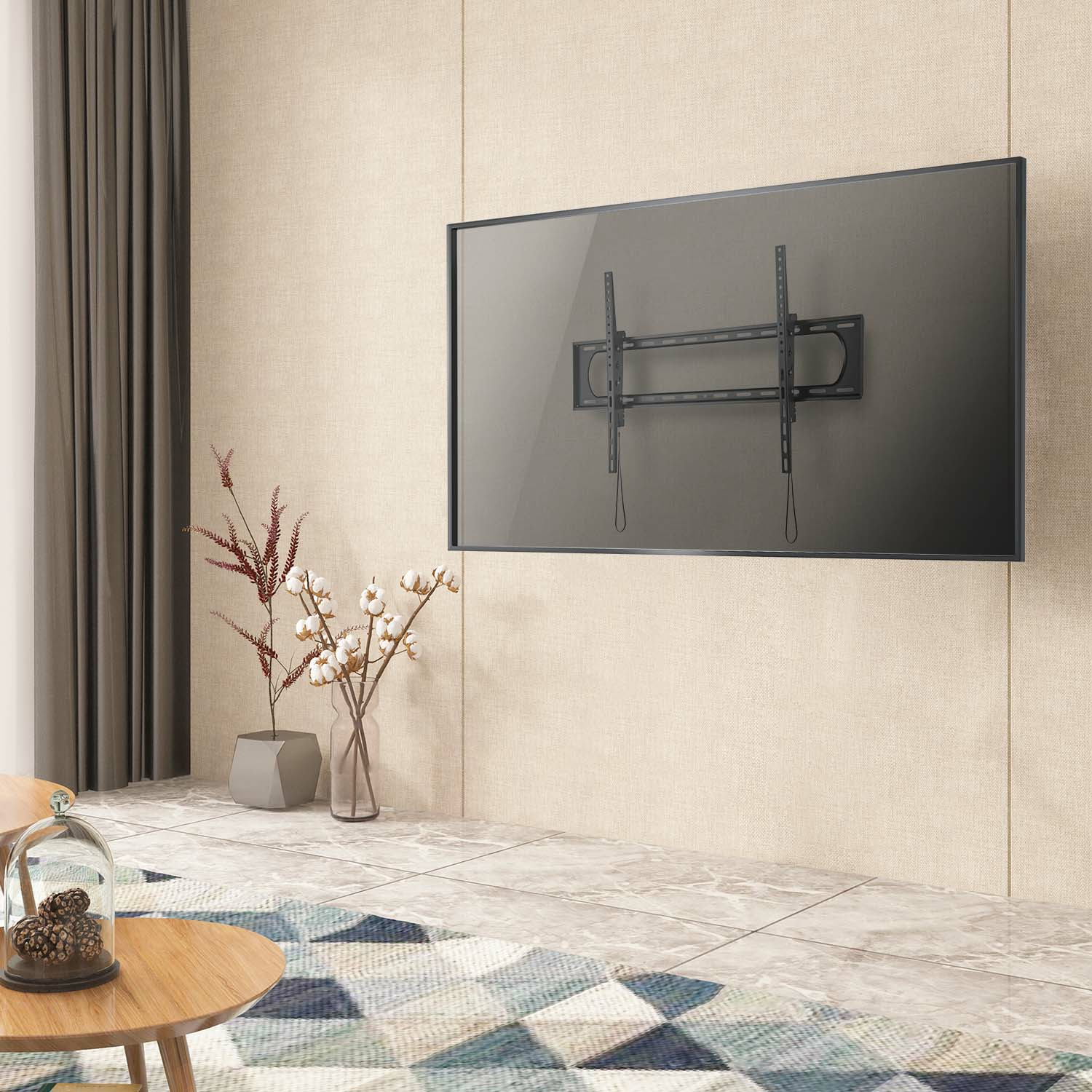Un soporte de TV en una pared beige. Una mesa redonda con una cúpula de cristal y un jarrón con flores en primer plano.