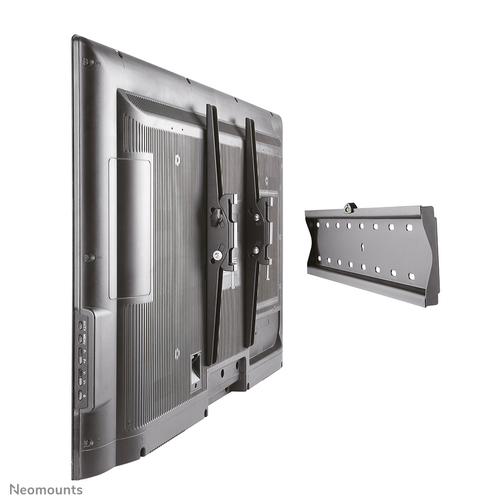 Un kit TV et support mural. La TV est gris foncé et montée avec des supports noirs. Le support mural est séparé et comporte des trous.