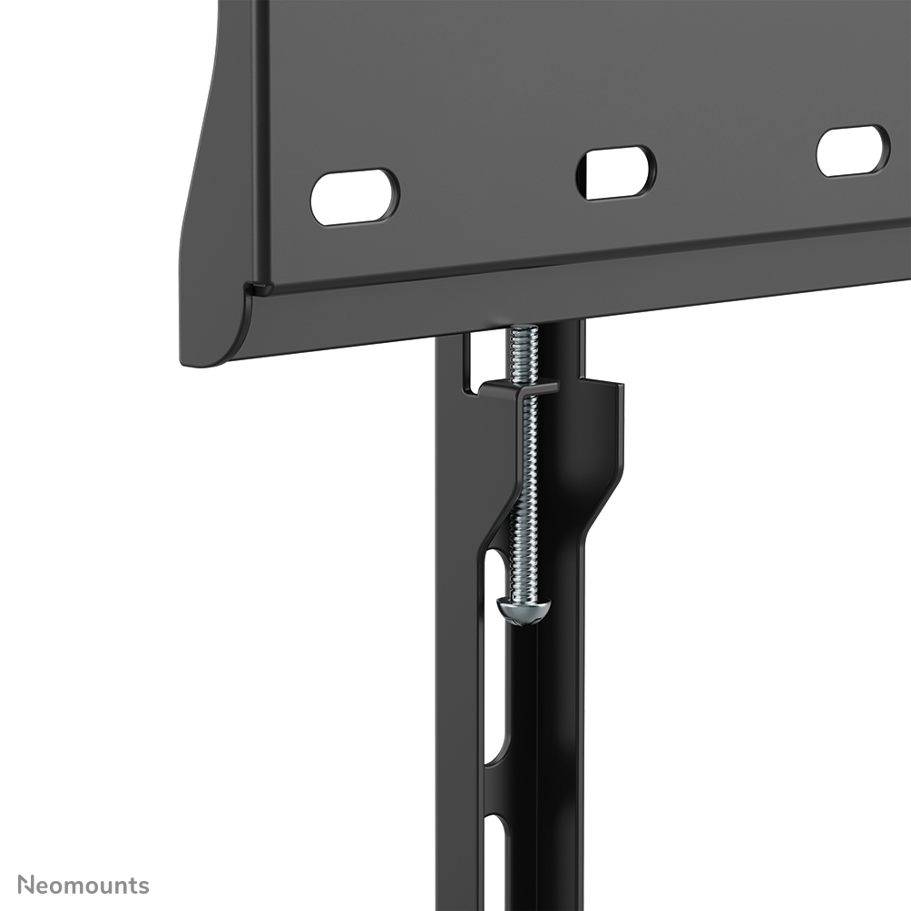 Gros plan d'un support TV en métal noir. Le support comporte des trous et est relié par une vis à un support métallique vertical.