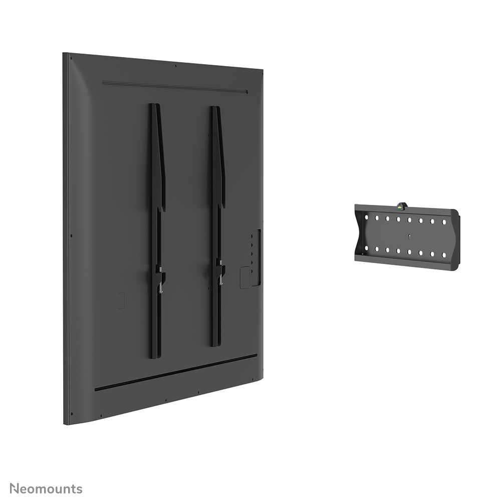 Un grand téléviseur gris avec des supports de montage à l'arrière, à côté d'un support mural noir plus petit avec des trous, le tout sur fond blanc.