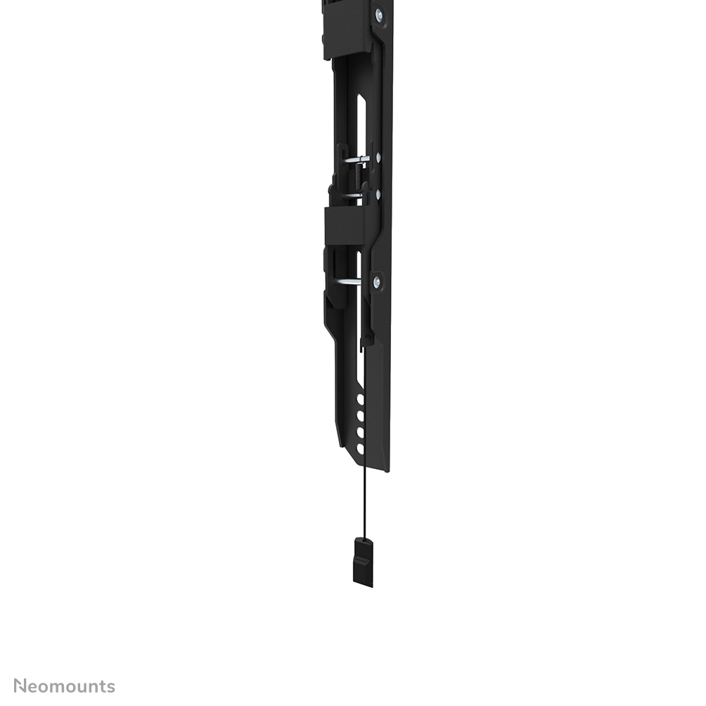 Eine schwarze, an der Wand montierte TV-Halterung. Sie hat eine rechteckige Form und eine Reihe von Löchern an einer Seite. Ein schwarzes Kabel hängt herunter.
