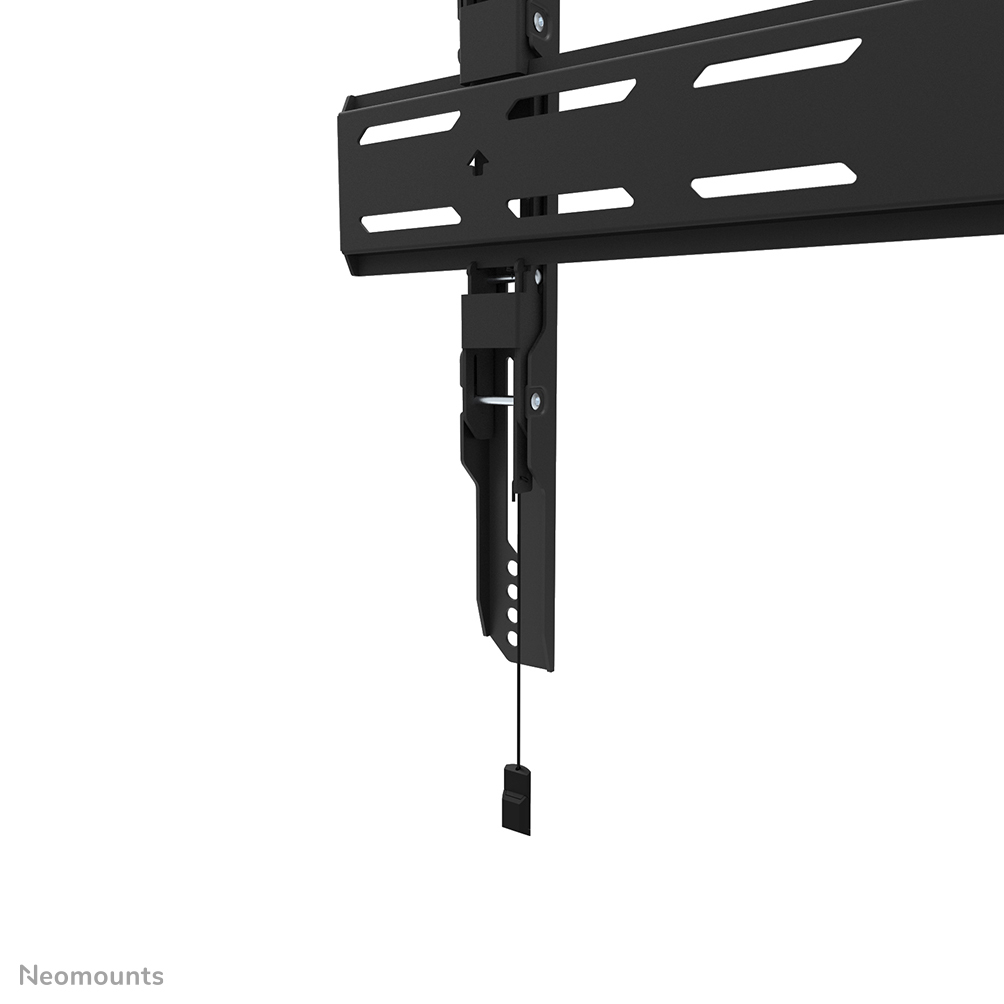 Eine schwarze TV-Wandhalterung vor weißem Hintergrund. Sie hat eine horizontale Leiste mit Schlitzen, eine vertikale Komponente und eine hängende Schnur.