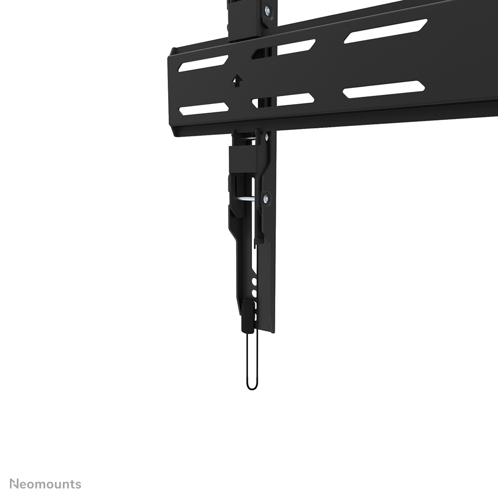 Schwarze TV-Wandhalterung auf weißem Hintergrund. Sie hat horizontale Balken mit Schlitzen und eine vertikale Halterung mit Haken.