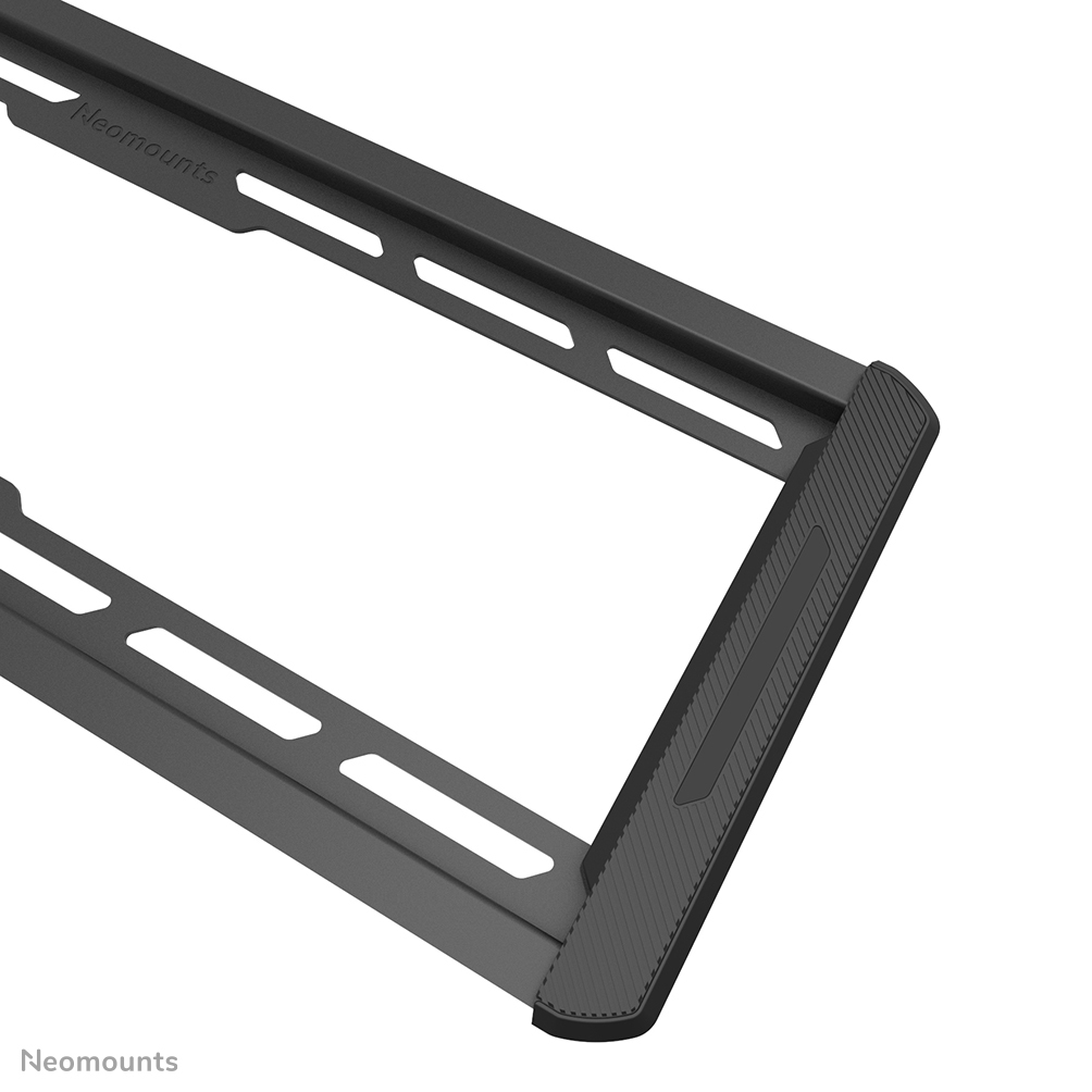 Een zwart metalen frame, schuin en open. Voorzien van het Neomounts logo. De hoek heeft een getextureerde grip.
