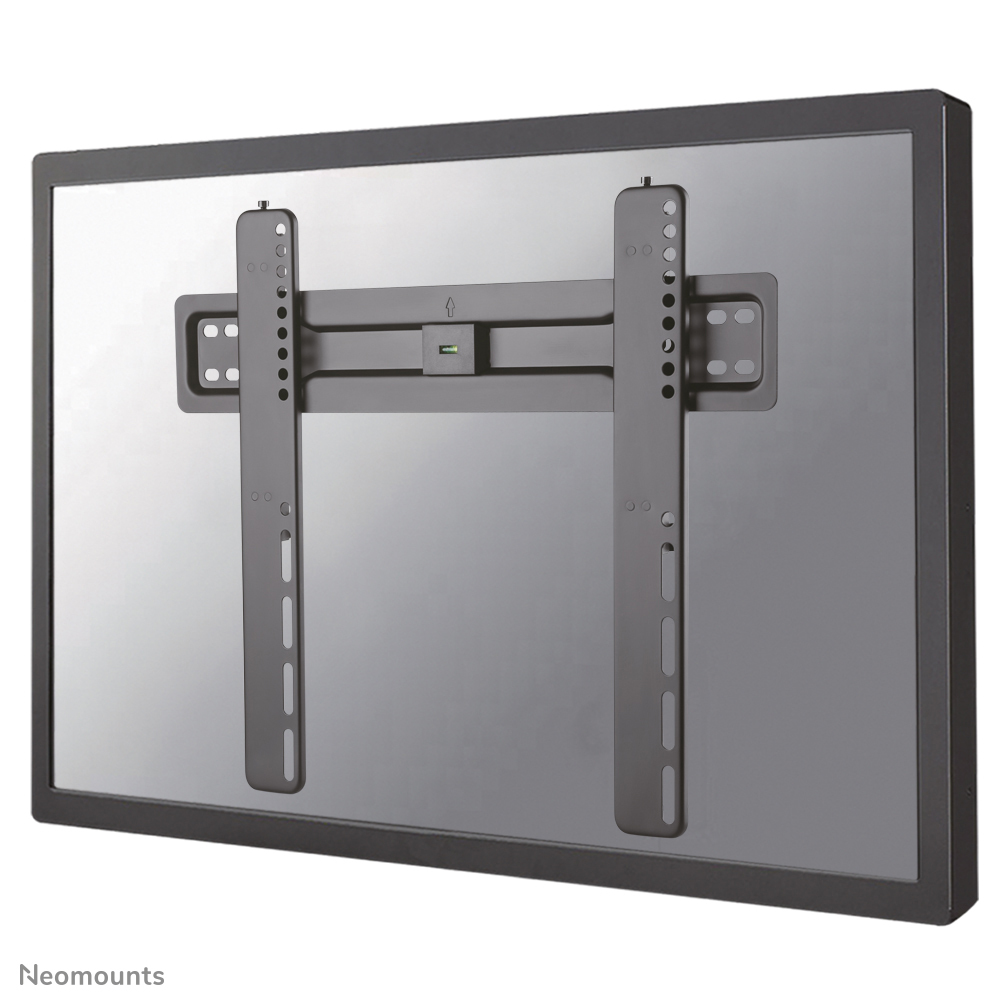 Een zwarte tv is gemonteerd op een grijze muur. Een zwarte beugel wordt gebruikt om de tv te monteren. De beugel heeft armen.