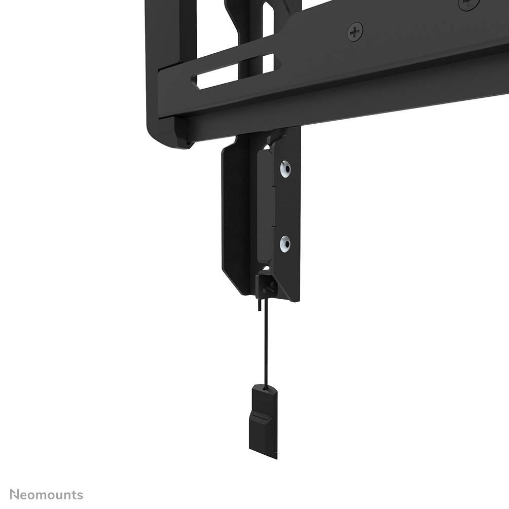 Zwarte metalen tv-beugel met een kabel en een rechthoekig stuk dat naar beneden hangt. De achtergrond is wit.