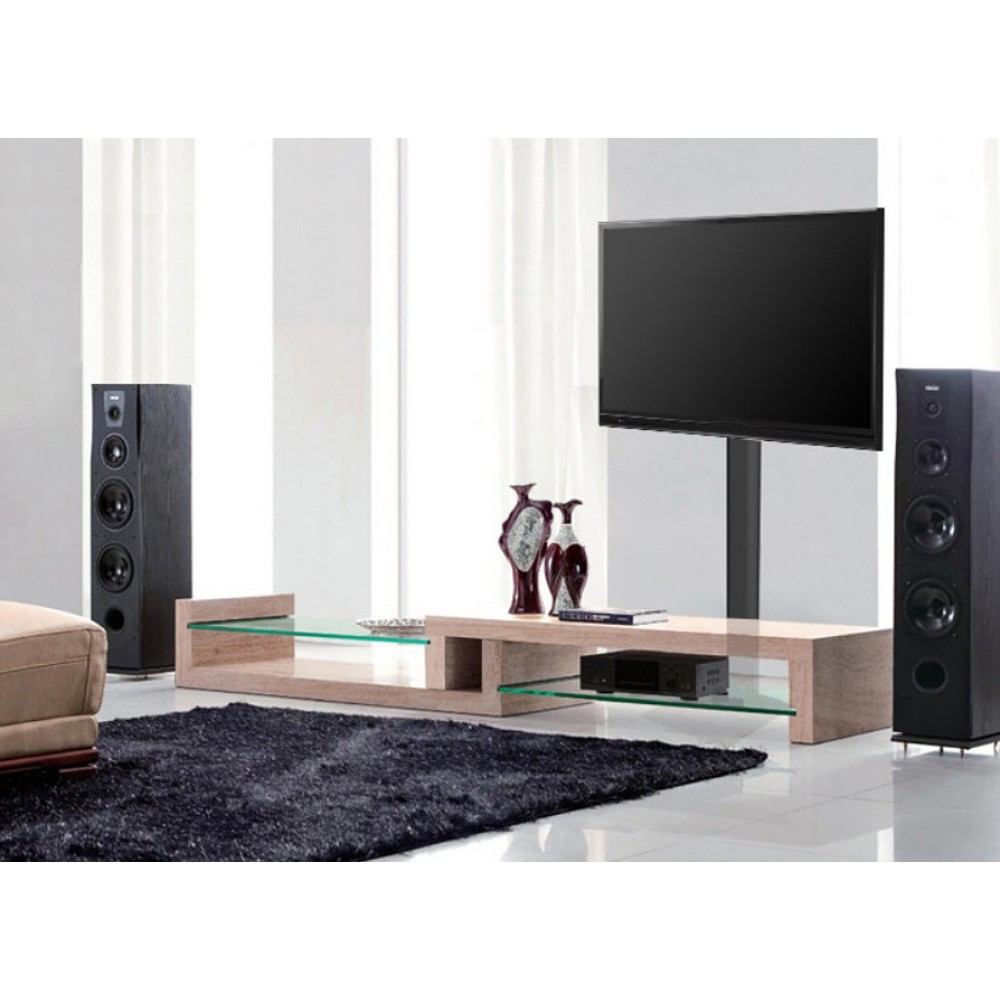 Wohnzimmer mit Fernseher, Lautsprechern, einem niedrigen Tisch mit Vasen und einem schwarzen Teppich. Helles, modernes Interieur.