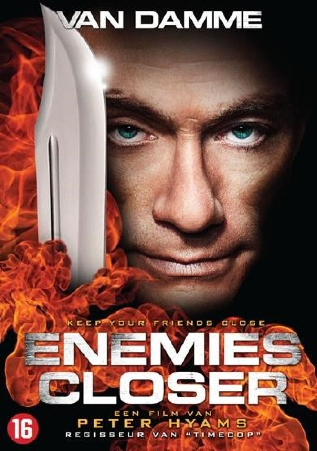 Filmposter met Van Dammes gezicht en een mes. Titel: Enemies Closer. Vlammen omringen de titel en een beoordelingspictogram.