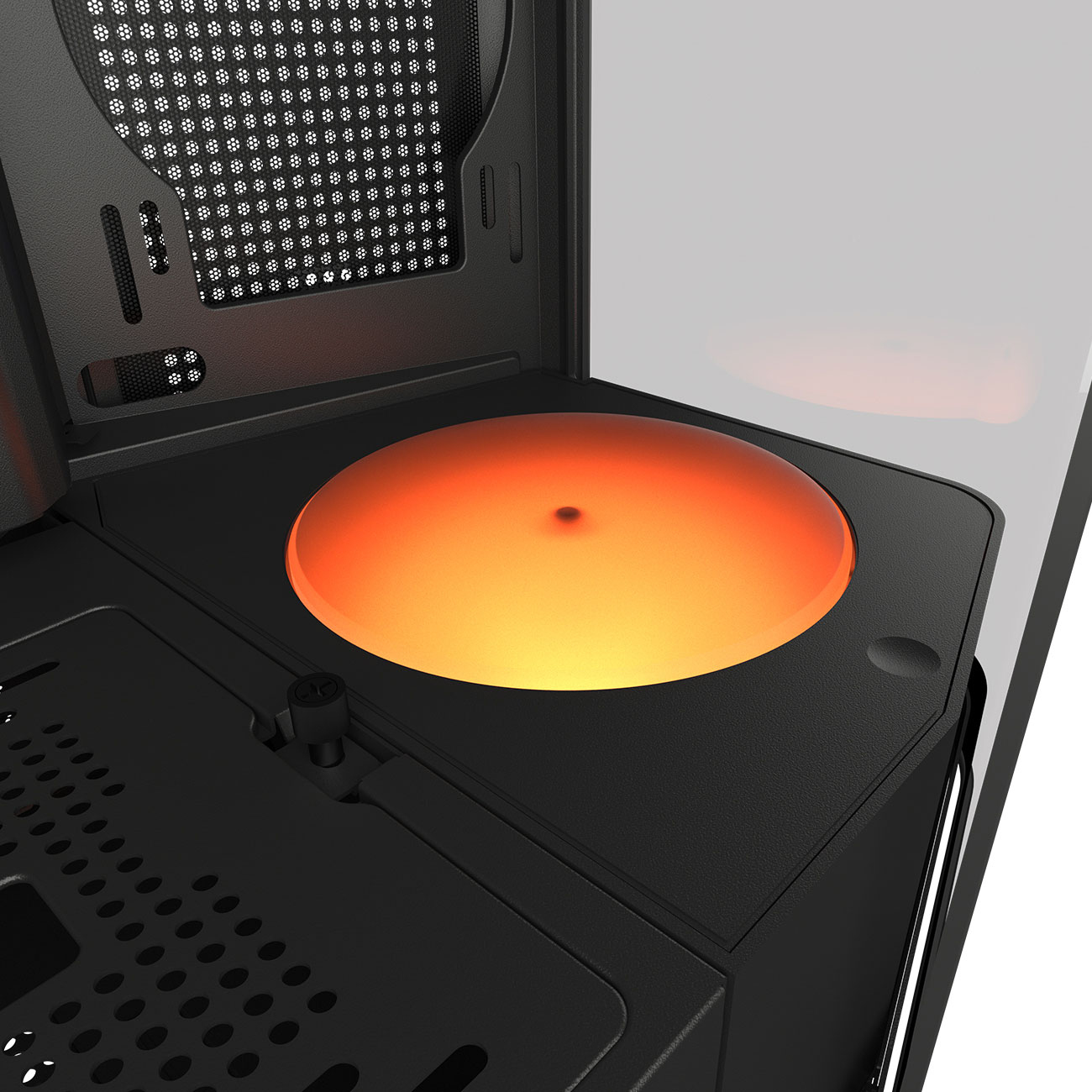 Un primo piano dell'interno di un case per computer nero. Un oggetto circolare arancione luminoso è centrato. Il case ha prese d'aria e una rete.