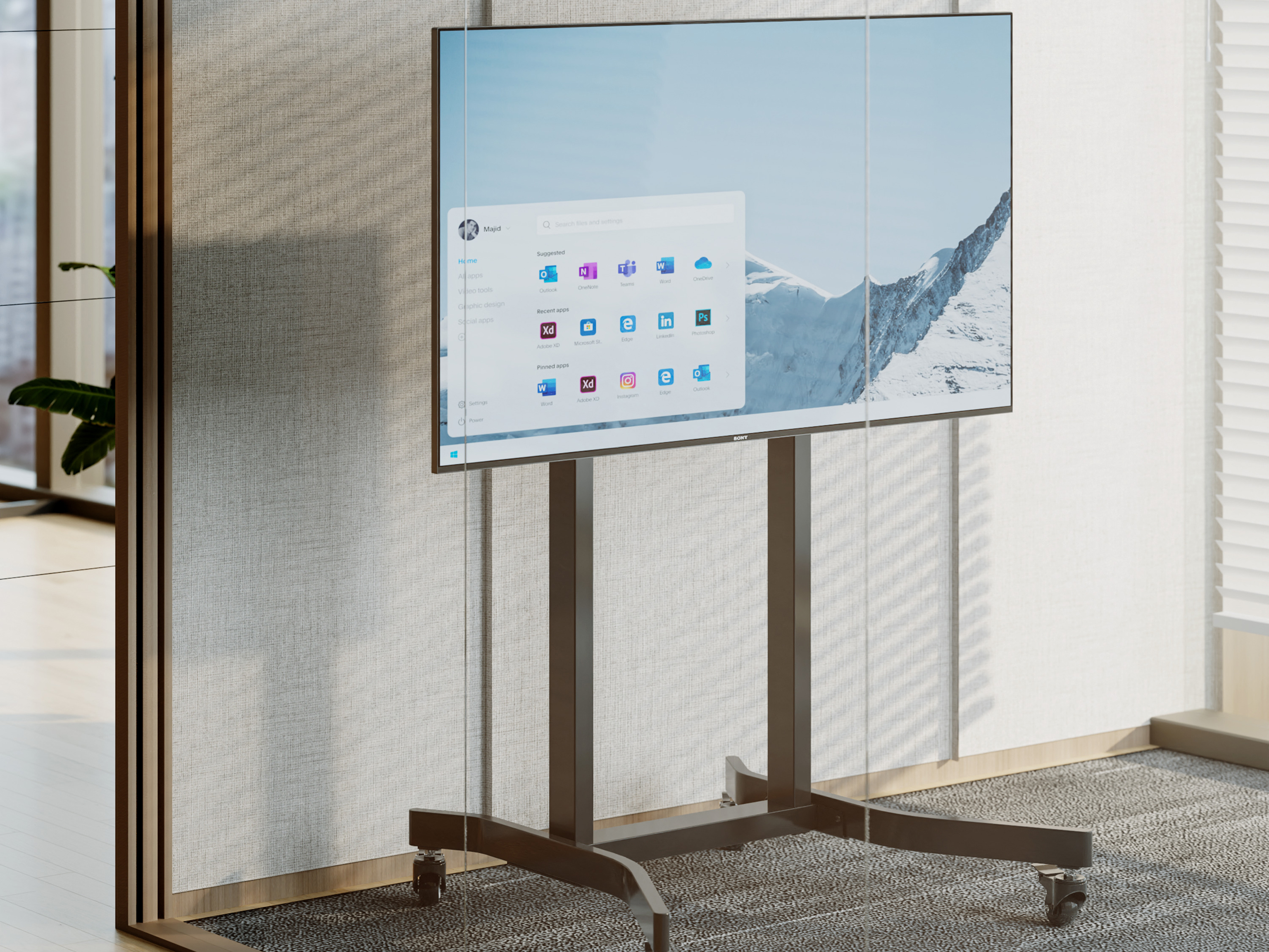 Ein großer Bildschirm auf einem Ständer zeigt eine Windows-Oberfläche in einer Büroumgebung.