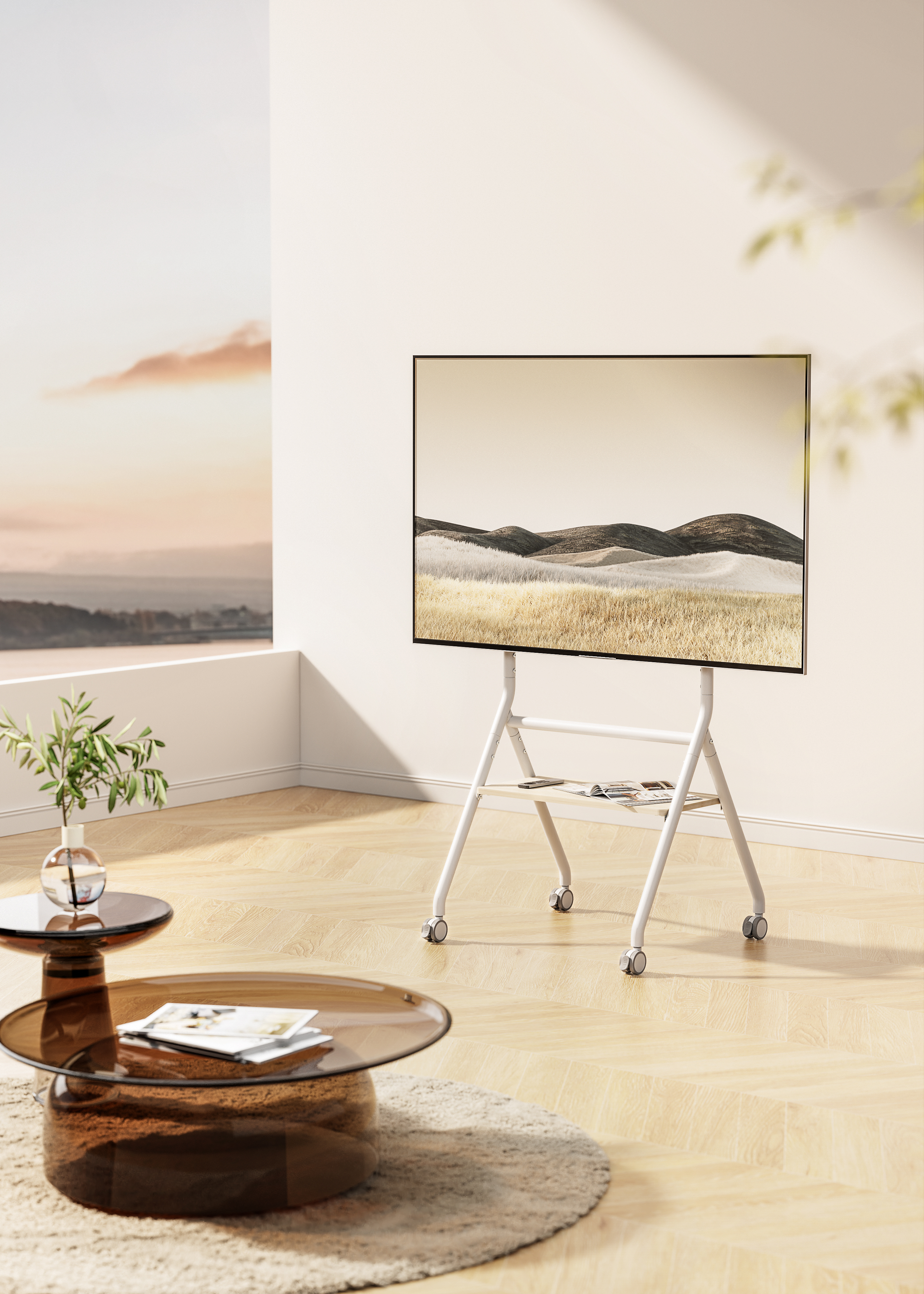 Soggiorno con TV su supporto, tavolino e finestra con vista esterna.