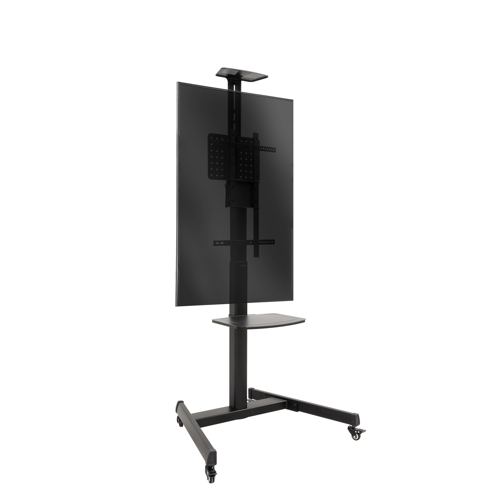 Un soporte de TV negro con pantalla grande, estante y ruedas, sobre fondo blanco.