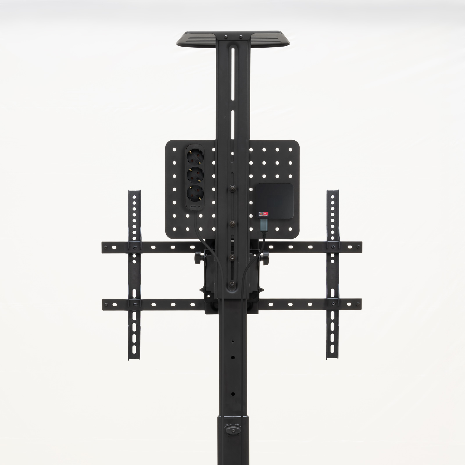 Un soporte de TV negro con enchufes y soportes de montaje sobre un fondo blanco.