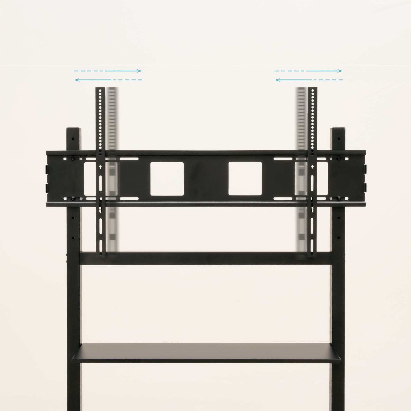 Un soporte de TV metálico negro sobre fondo blanco. Tiene un estante y soportes verticales con soportes ajustables y flechas.