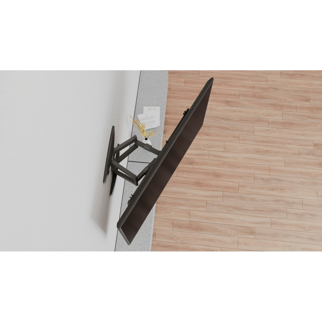 Ein Fernseher an der Wand mit schwarzem Arm. Daneben eine Vase mit Blumen und Papier auf einem Tisch. Holzboden.