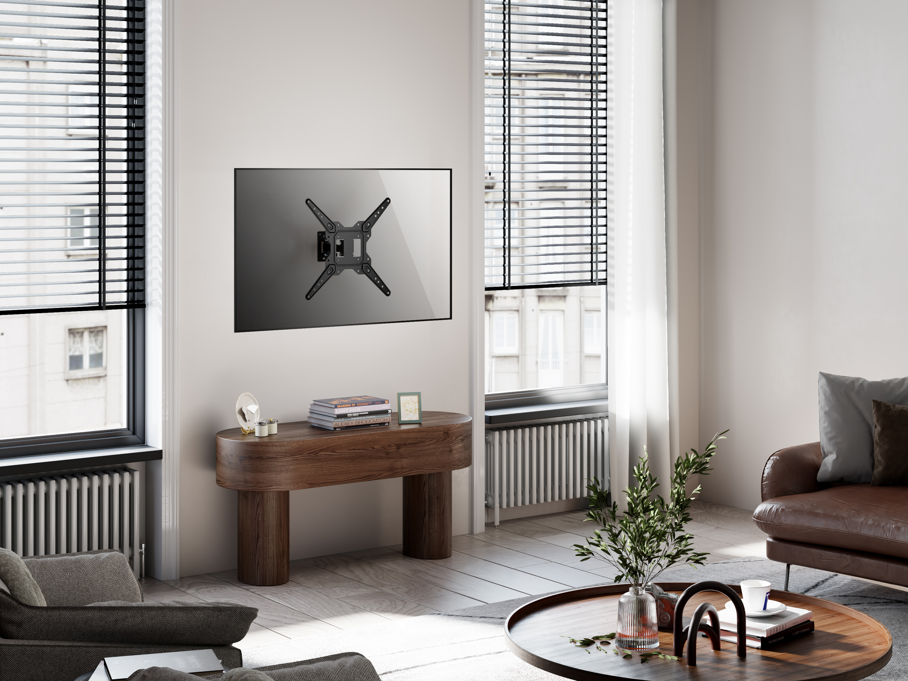 Wohnzimmer mit TV-Halterung, Holztisch mit Büchern, Sofa und Fenster mit Jalousien. Eine Vase mit Pflanzen steht auf dem Tisch.