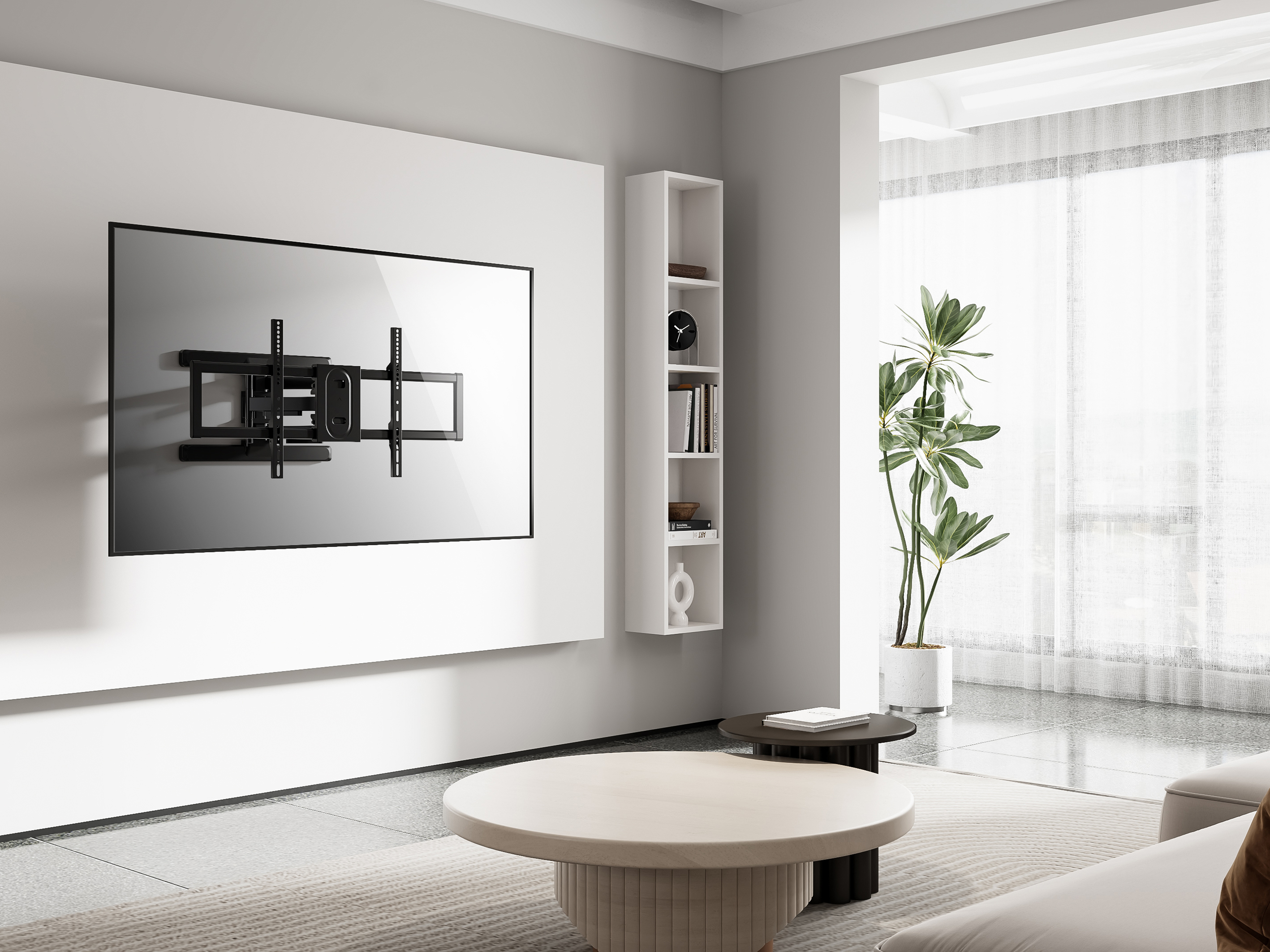 Woonkamer met een aan de muur gemonteerde tv, witte muren, planken en een ronde salontafel. Een plant staat bij een raam.