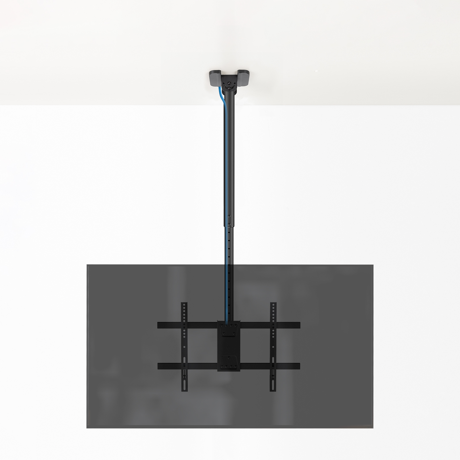 Un soporte de TV negro montado en el techo. Tiene un poste vertical con un cable azul. El soporte de TV está adjunto.