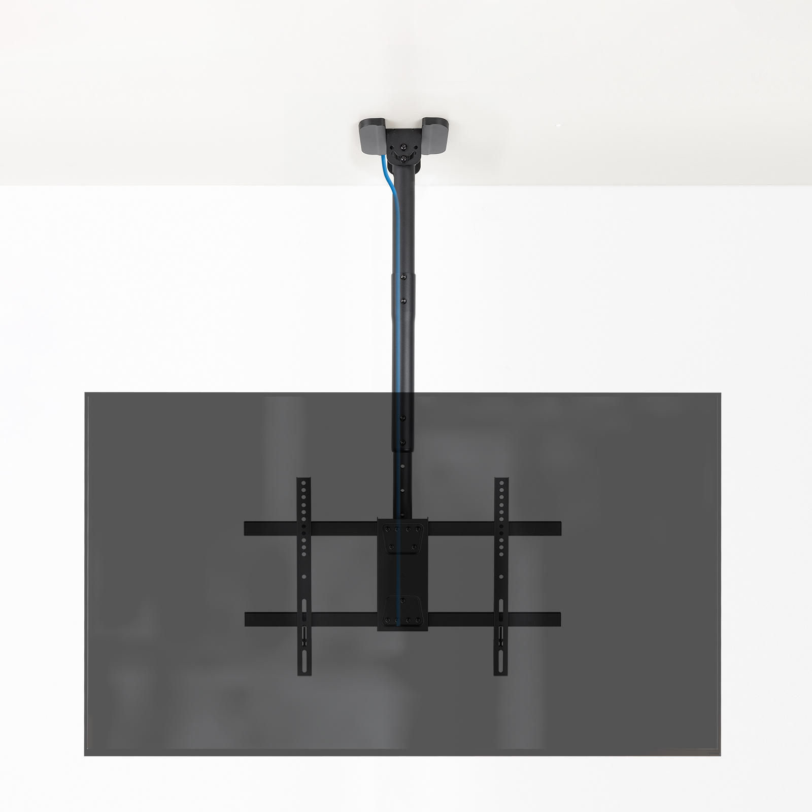 Un soporte de techo negro con cable azul y soporte de TV. Está sobre un fondo blanco.