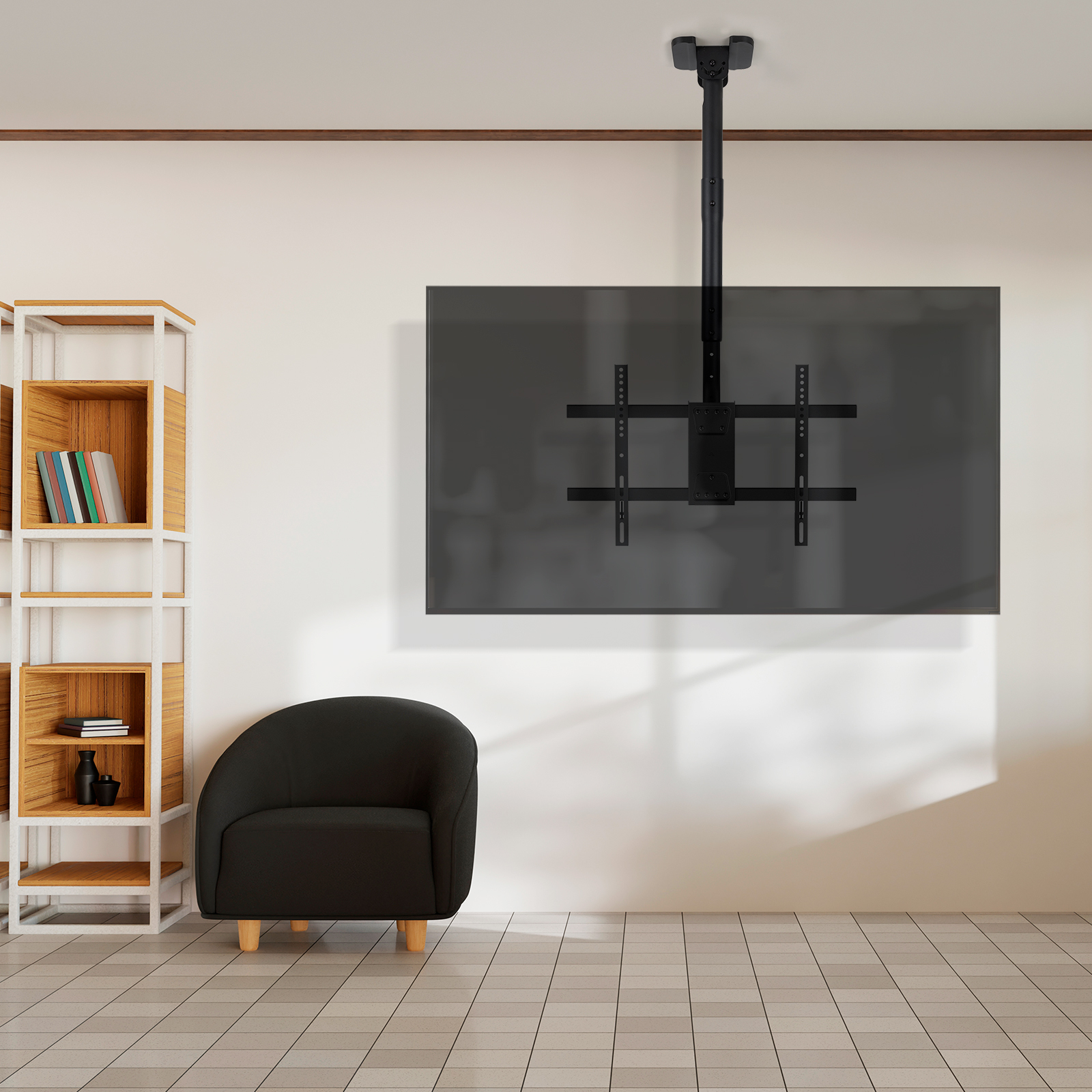 Un televisor montado en el techo con un soporte negro. Hay un sillón negro y una estantería de madera. El suelo está embaldosado.