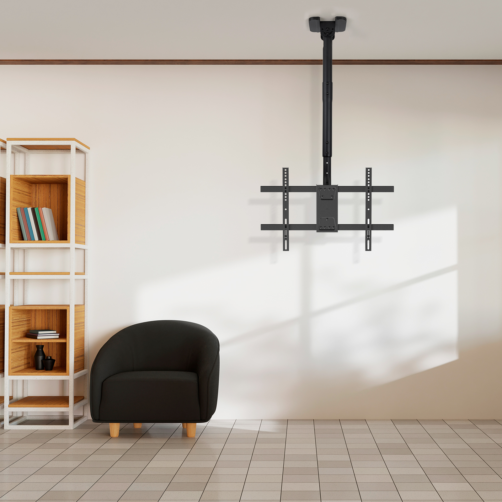 Un soporte de TV negro cuelga del techo. Una silla negra está frente a una pared blanca. Hay una estantería a la izquierda.