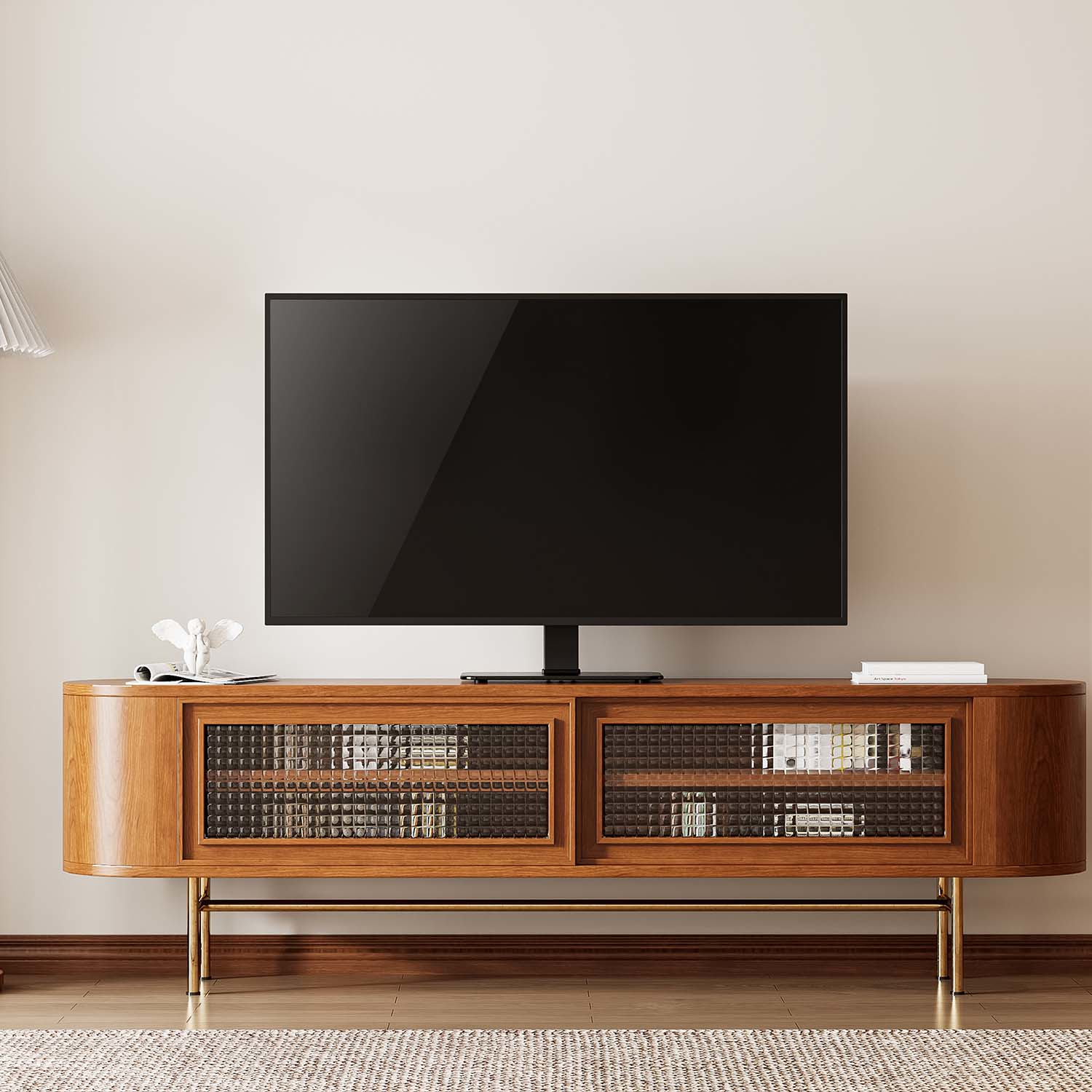 Una sala de estar moderna con un televisor grande sobre un mueble de madera. El mueble tiene puertas de vidrio y hay una alfombra y una lámpara.