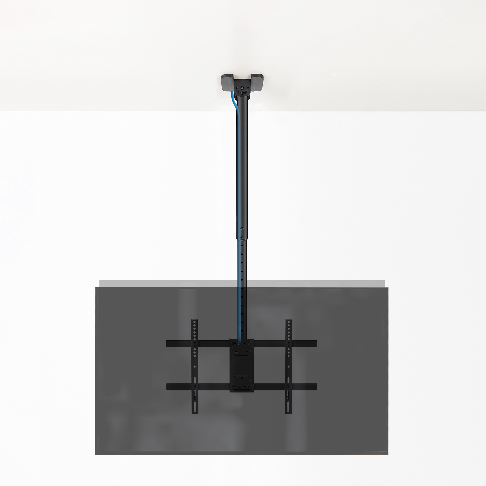 Un soporte de TV negro montado en el techo. Está conectado a un televisor gris oscuro. El fondo es blanco.