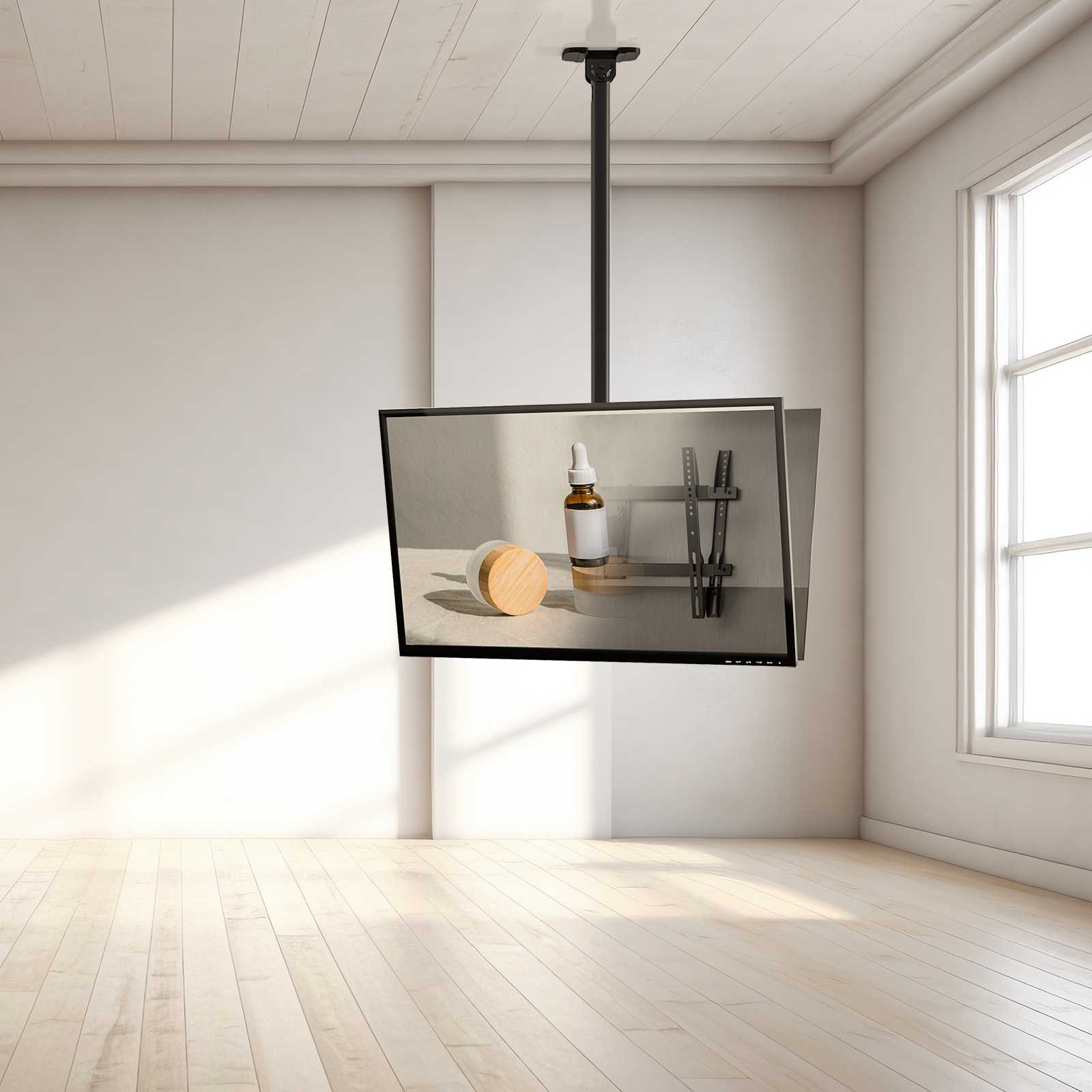 Un televisor cuelga del techo. Una botella y un tarro están en la pantalla. La habitación tiene pisos de madera y una ventana.