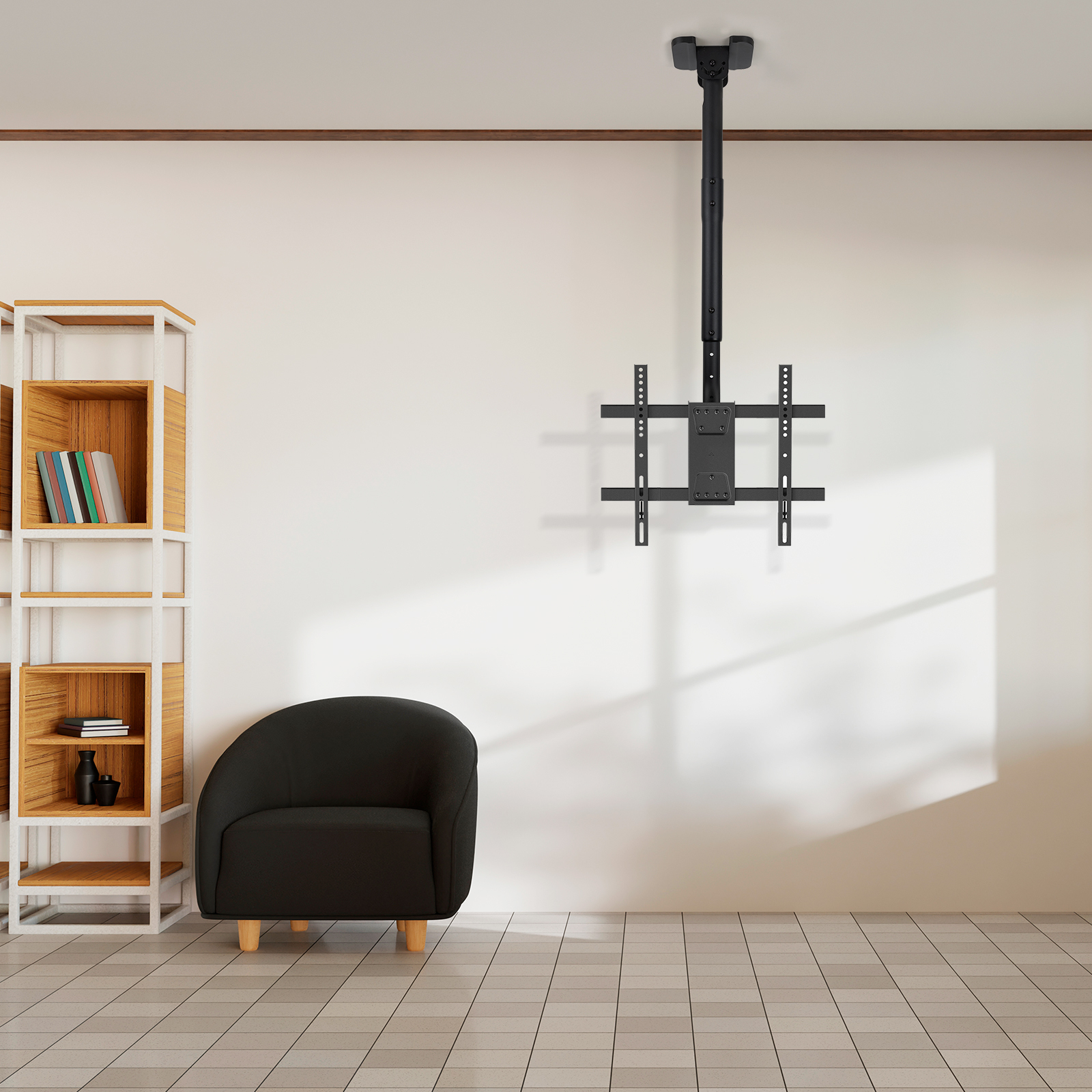 Un soporte de TV negro está suspendido del techo. También hay una silla negra y una estantería.