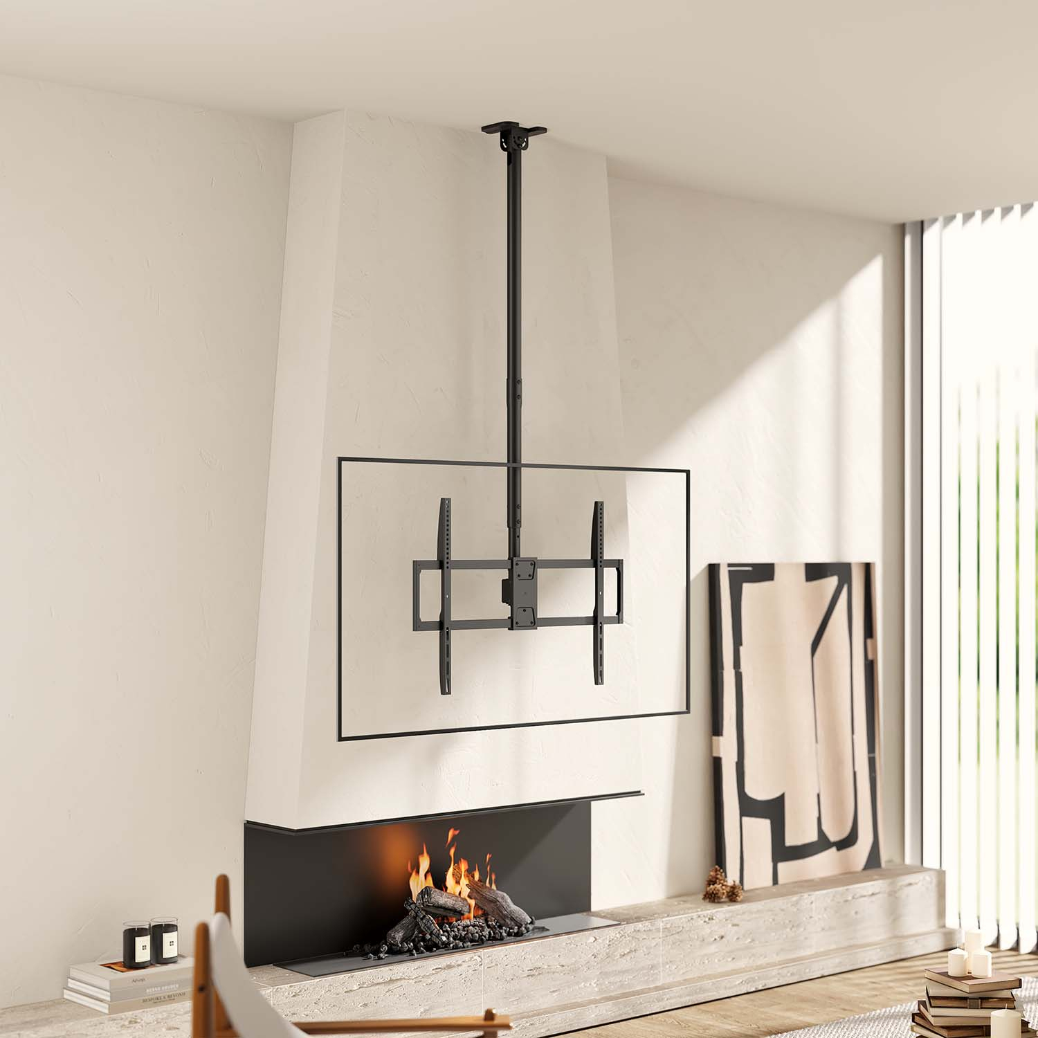 Un salón moderno con chimenea. Un televisor está montado en el techo. El fuego está encendido en la chimenea. Una pintura está apoyada en la pared.