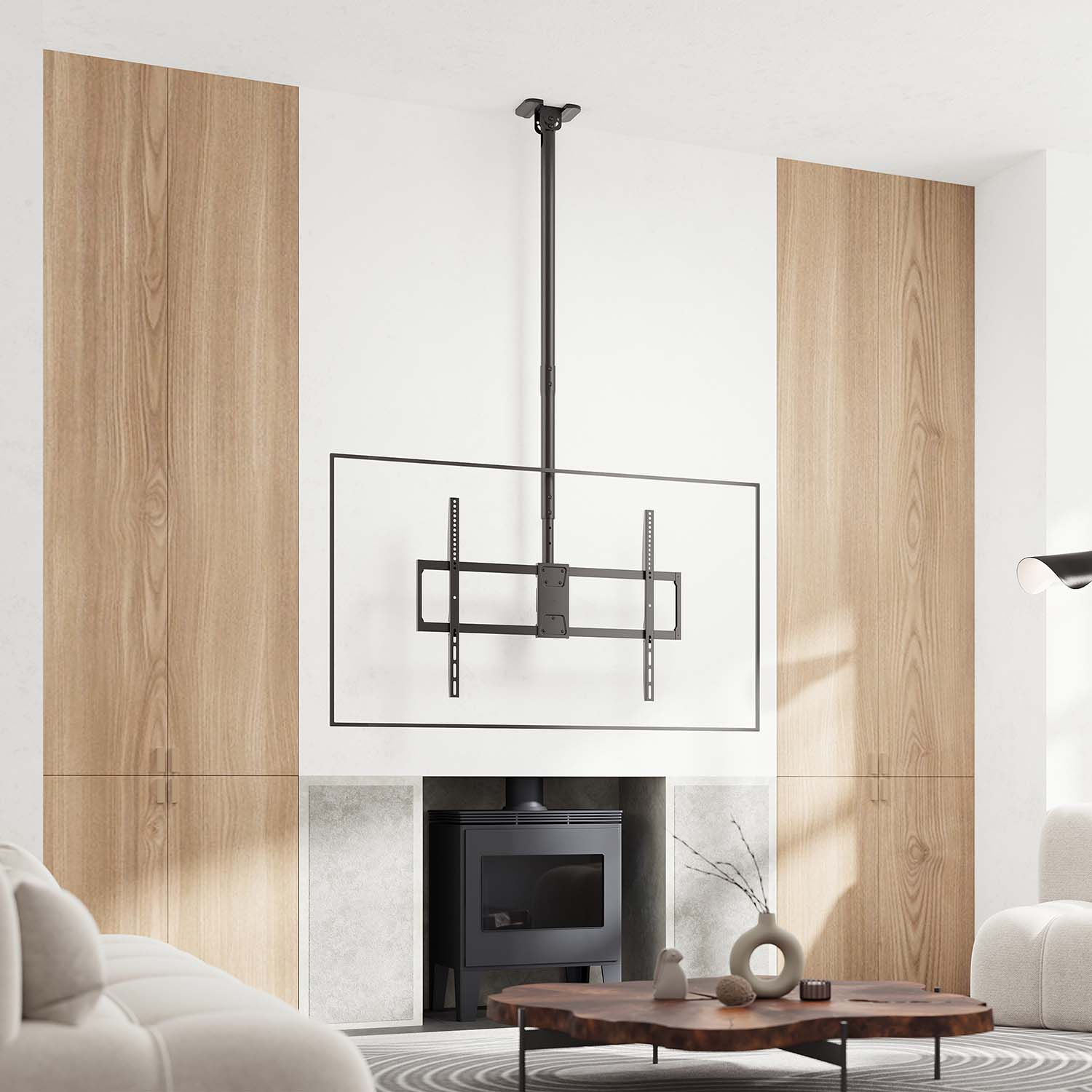 Salón con paneles de madera, chimenea negra y soporte de TV. Una mesa de café de madera y un sofá están en primer plano.